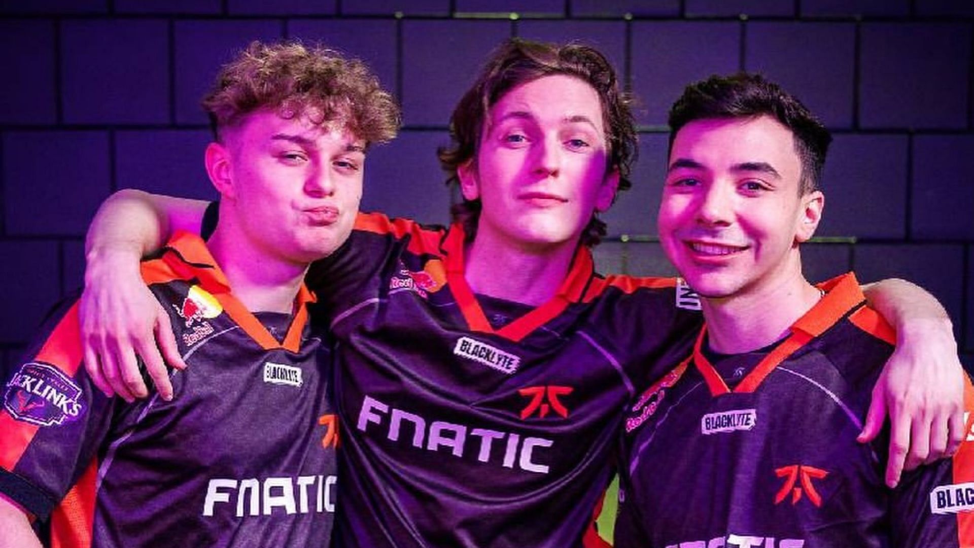 Team Fnatic posing for a picture (Image via Instagram/@fnatic.valorant)